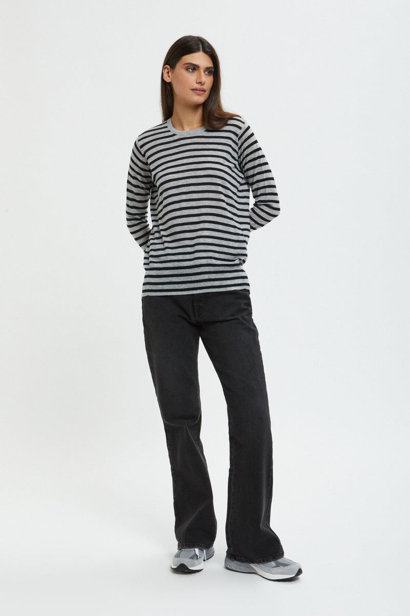 Long-sleeved crew-neck pullover