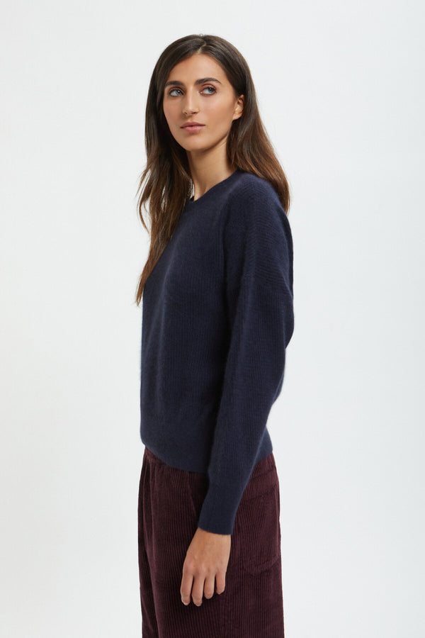 Long-sleeved crew-neck pullover