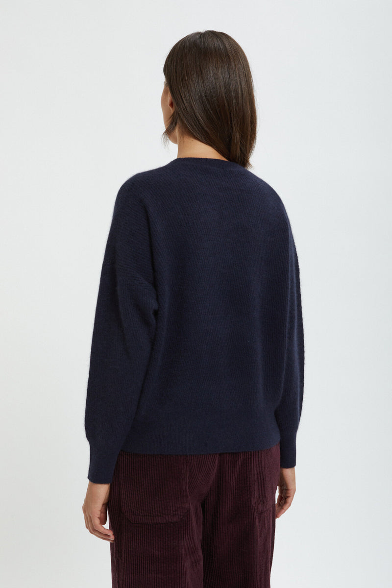 Long-sleeved crew-neck pullover